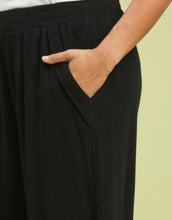 Load image into Gallery viewer, Ashley Scallop Hem Linen Blend Pants in Black