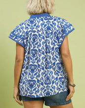Load image into Gallery viewer, Audrey Blue Floral Flutter Sleeve Top