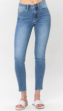 Load image into Gallery viewer, Mid-Rise Vintage Wash Skinny Jean