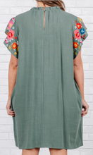 Load image into Gallery viewer, Amie Embroidered Linen Blend Shift Dress