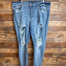 Load image into Gallery viewer, Preloved* Judy Blue Beach Splash Distressed Boyfriend Jeans-20W