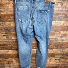 Load image into Gallery viewer, Preloved* Judy Blue Beach Splash Distressed Boyfriend Jeans-20W